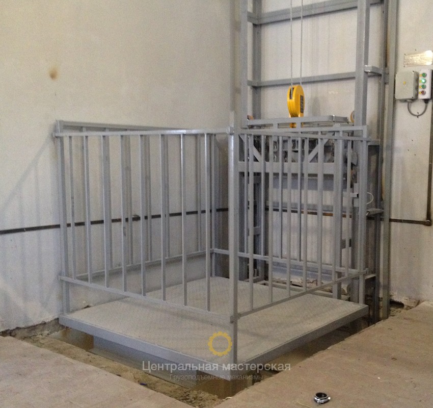 Мачтовый подъемник: грузоподъемность 350 кг, внутри помещения - Подъемник для склада
