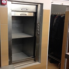 Ресторанный лифт: гильотинные двери на кабине и шахте из нержавеющей стали, на 50 кг